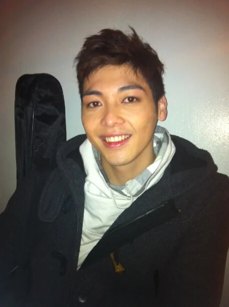 初出道時背着結他的羅孝勇