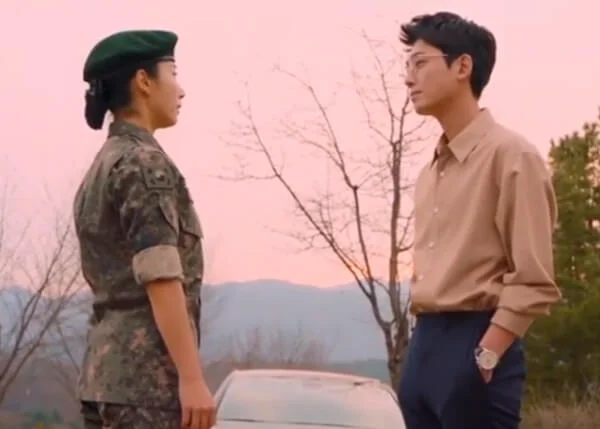 郭善英在《機智醫生生活》中飾演軍人,與鄭敬淏愛得崎嶇。