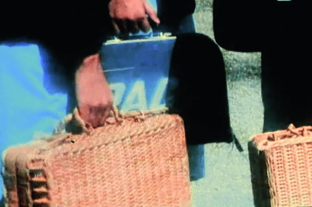 人人用藤籃書包的年代，忽然出現一個阿美利堅航空公司手提袋，雖然校服個個一樣，但身份地位馬上分出高下。往網店一查，類似包包今日懷舊價約一千四百港元