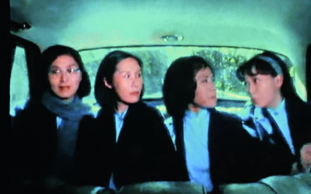 天天坐私家平治往返學校的解文意（李司棋），沿途接送其他女同學。本來黃影霞（鄭裕玲）也在內，但自己遲出門的大小姐總連累守時的「黐車坐」的四個女孩，三個不介懷，但影霞從某天開始便自己坐巴士。