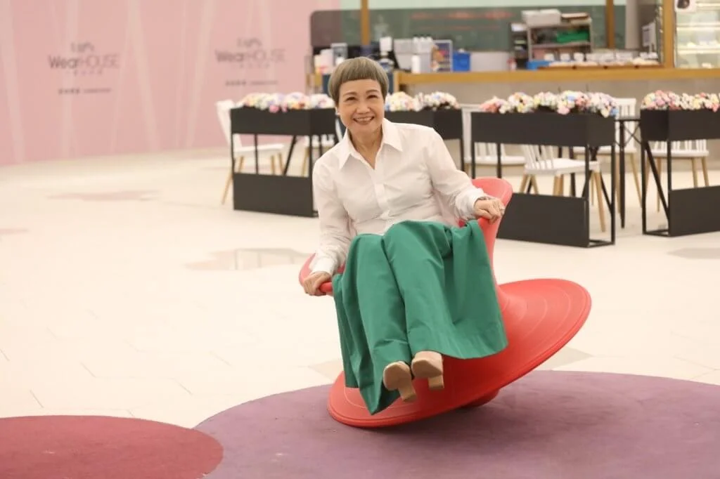 陳桂芬從事旅遊業多年,她表示正職是其「牛油麵包」,當年的業餘劇社沒有任何資助,必須要有穩定收入才可支持下去。