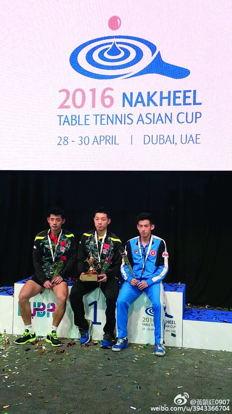 黃鎮廷去年在杜拜舉行的乒乓球亞洲盃得銅牌，與中國選手許昕（中）、張繼科（左）站上頒獎台。