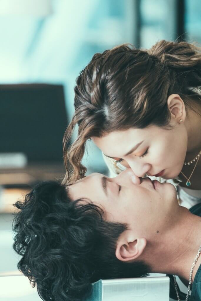 她與王浩信在劇中有感情線，這場戲為了救他，而親吻對方。
