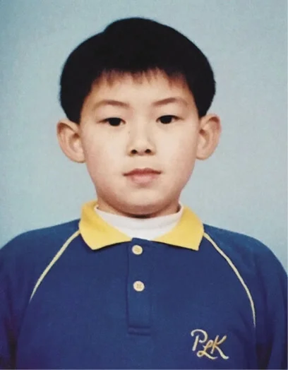 黃鎮廷慣打直板，小學時學校請到一位直板教練，他動作夠標準被招入校隊。