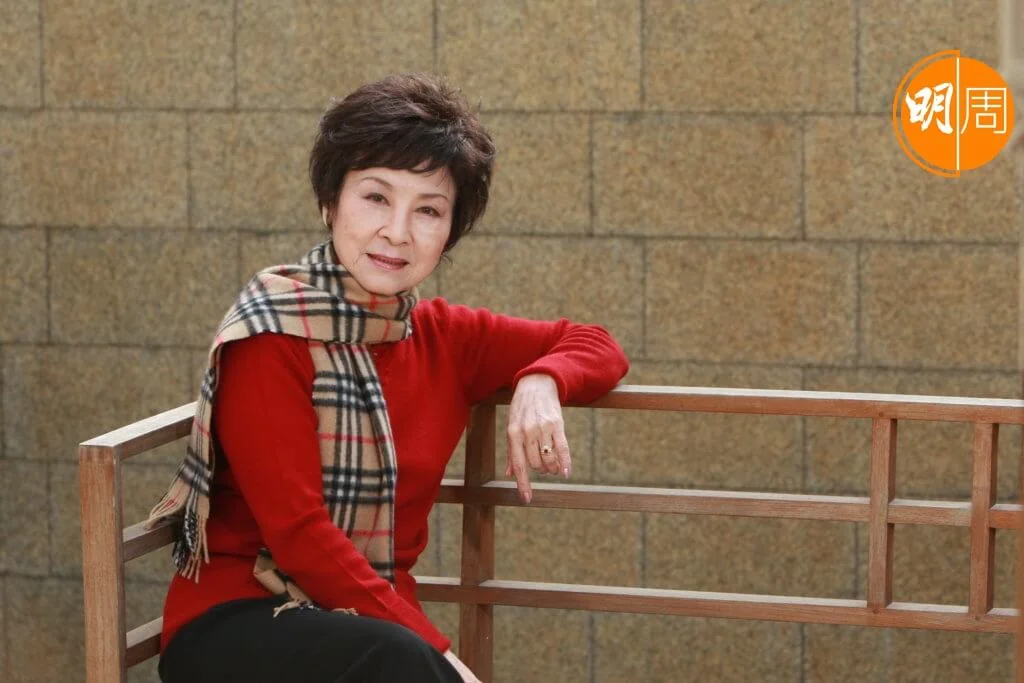 逑姐從小踏足戲行，她一生未婚曾笑言已嫁給舞台。