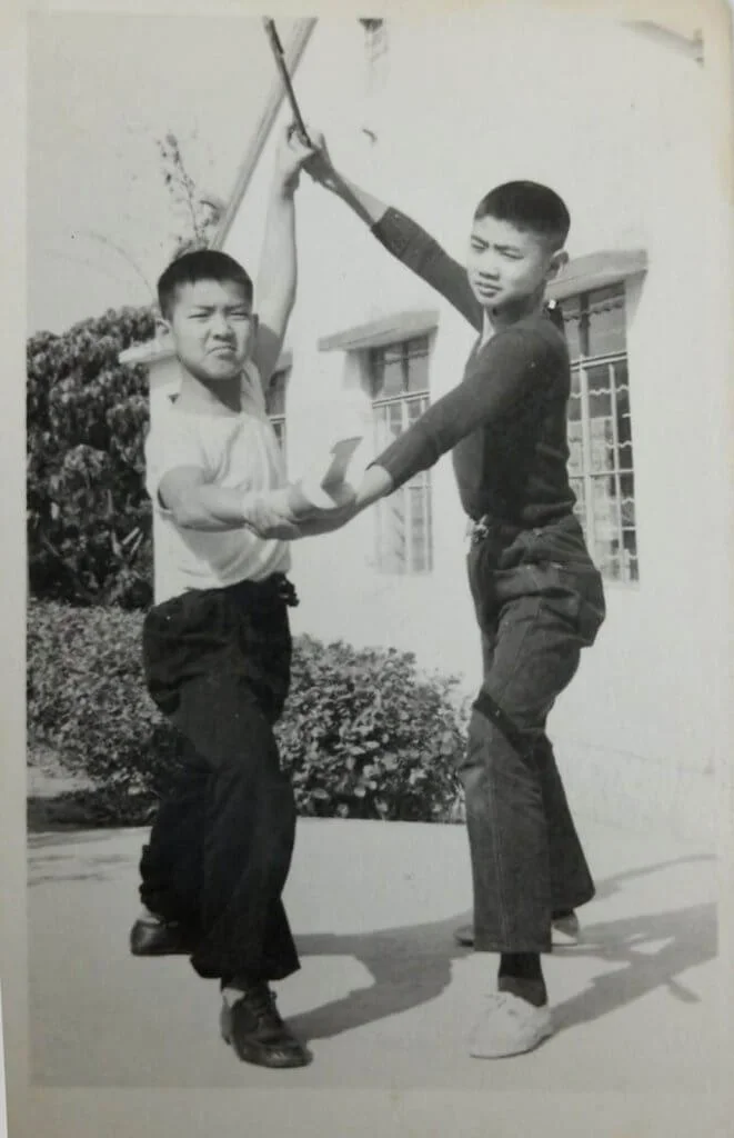 小時候的元彪跟師父于占元學藝,十四歲已跟隨師父到美國發展。