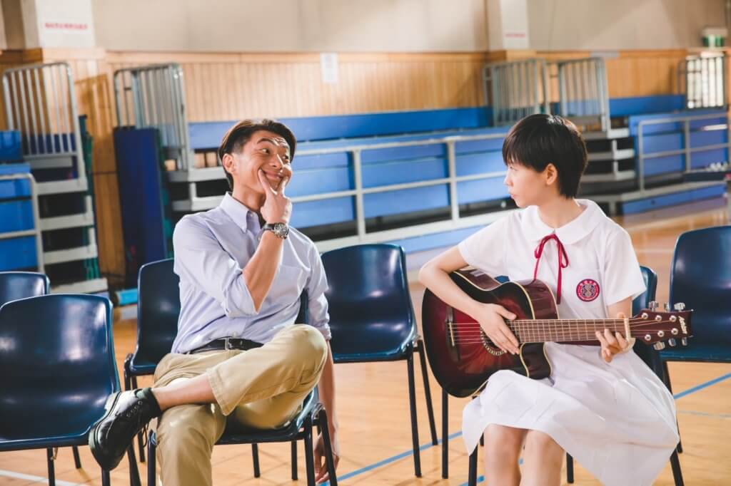 周國賢在新戲《熱唱吧》飾演音樂老師，與調皮學生陳慧敏有段師生感情。
