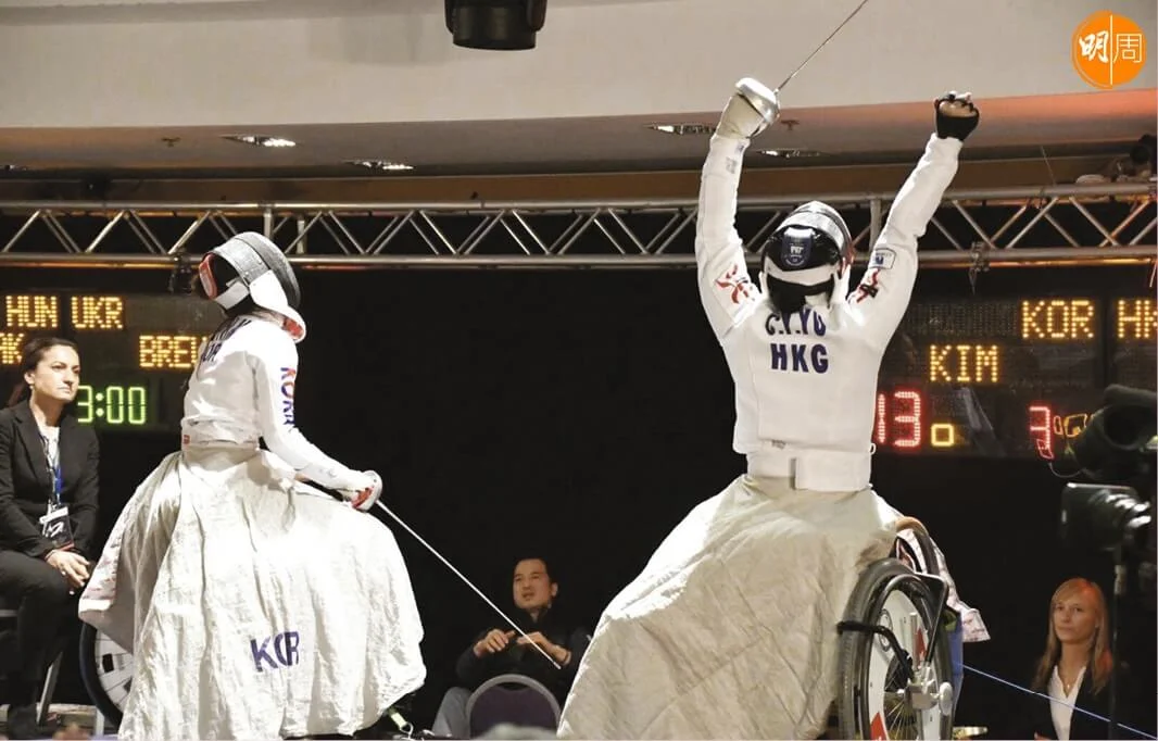 輪椅劍擊重劍項目,選手下半身會穿上金屬裙,要刺中上半身才有效得分。