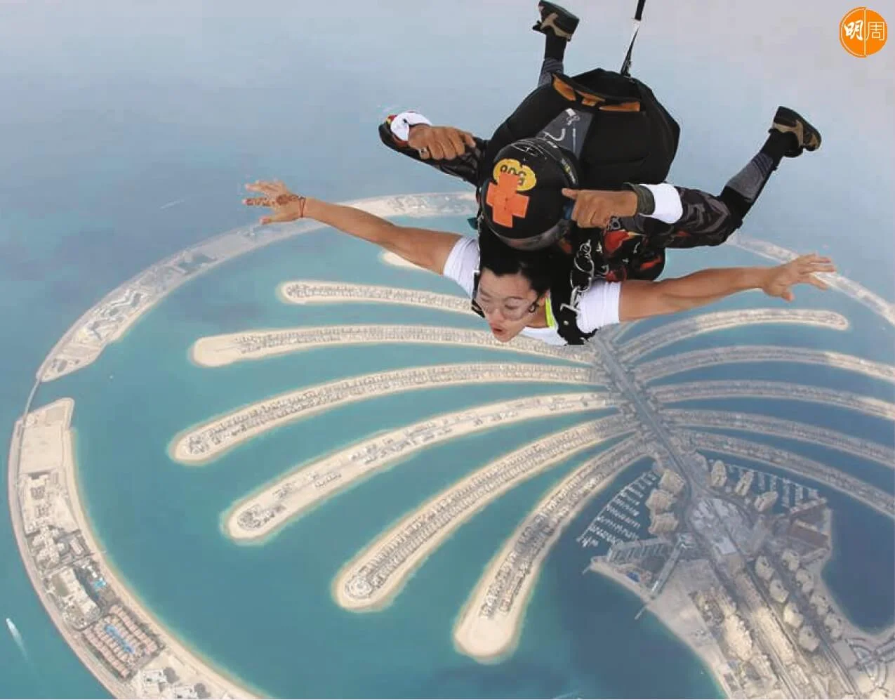 早前翠怡去到杜拜,一嘗高空跳傘的滋味。