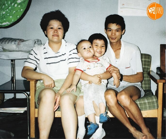 童年時期，翠怡和爸爸媽媽、弟弟的合照。