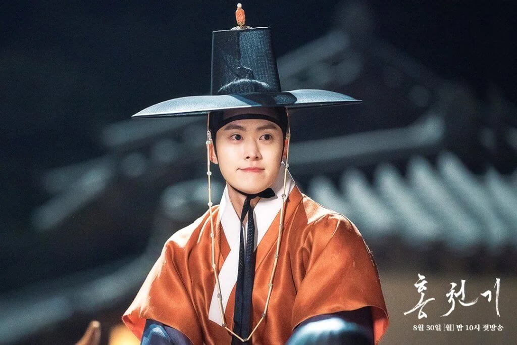 孔明也愛上紅天機,上演一場三角戀。