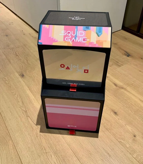 李秉憲收到劇組送來的遊戲機模型,遊戲機更是內有乾坤。