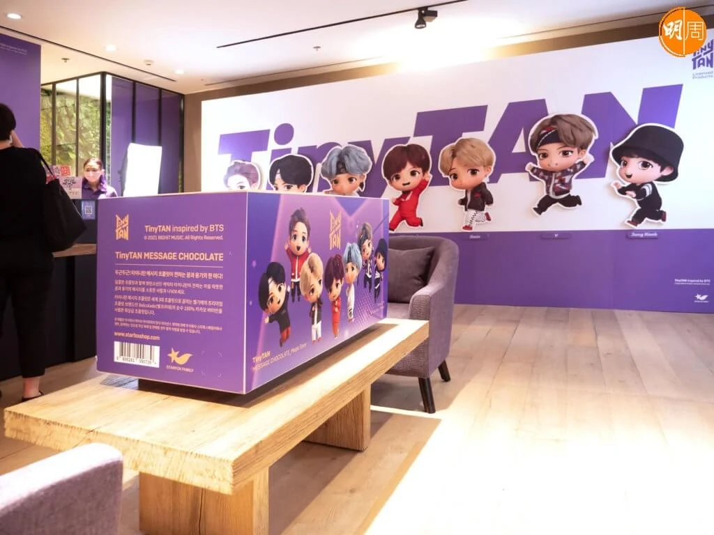 BTS推出自家品牌朱古力，寓意把祝福送給粉絲。朱古力近日正式在香港登場，品牌方面也設立了期間限定店造勢，讓粉絲前來打卡。 4