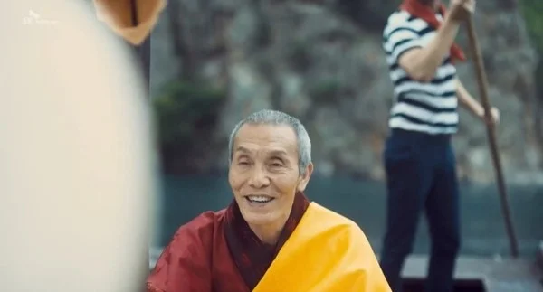 2015年的電訊廣告中,吳永秀繼續演僧人。