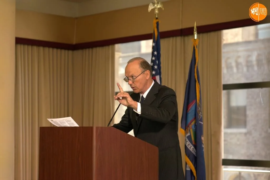 米高基頓在主演兼監製的《911算命律師》飾演擅長解決爭議賠償案的資深律師,表現出色。