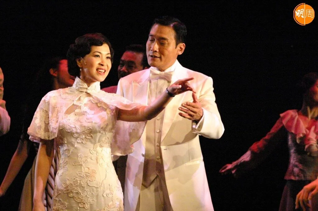 ○五年執導的《新傾城之戀》，由蘇玉華和梁家輝擔綱演出，香港演出後，再赴上海、北京和美加巡演。（香港話劇團提供）