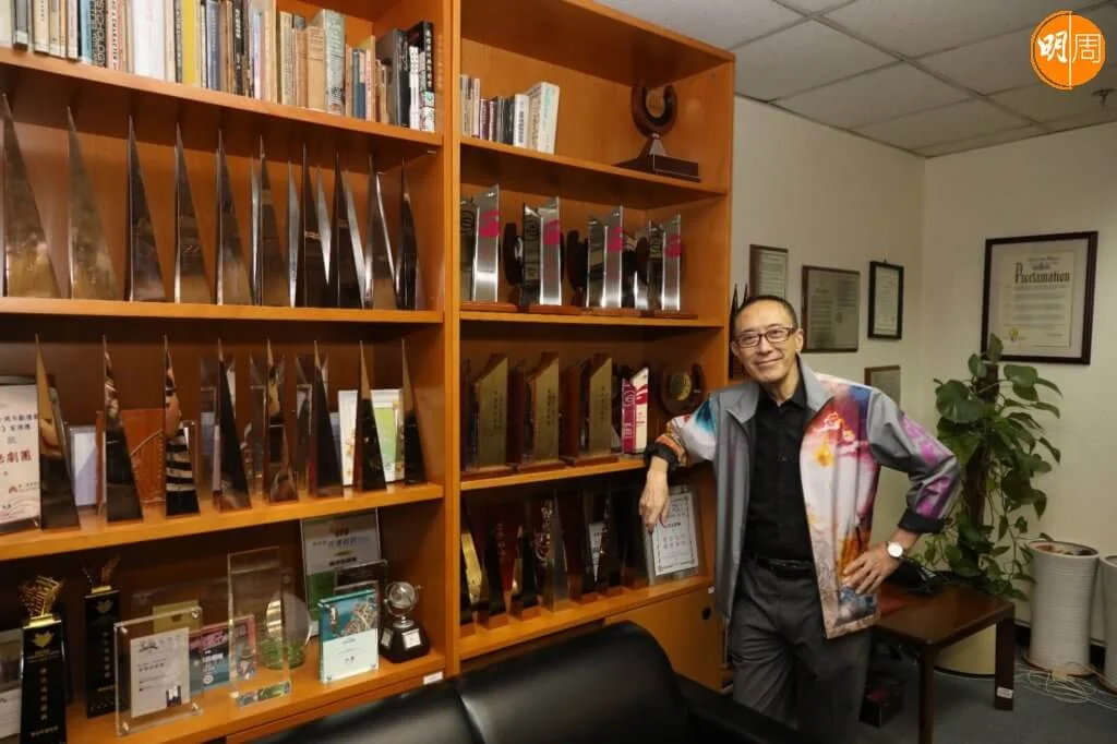 香港話劇團辦公室放滿獎座，當中有很多是毛Sir的作品。