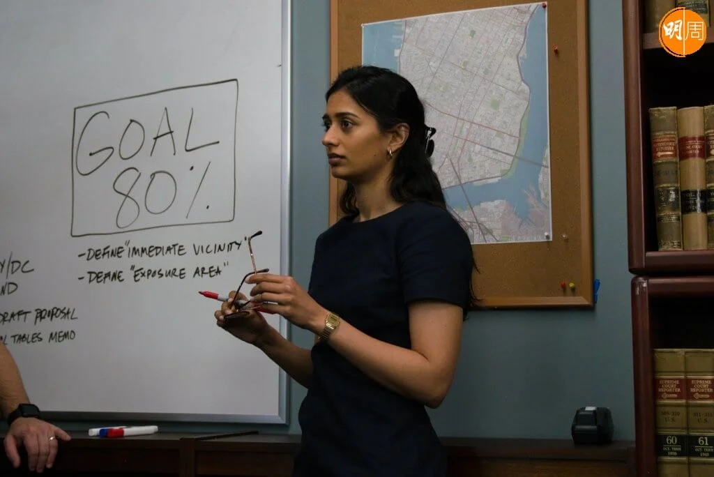 主角與同事要在限期迫近前獲八成受害家屬簽署參與賠償計劃。