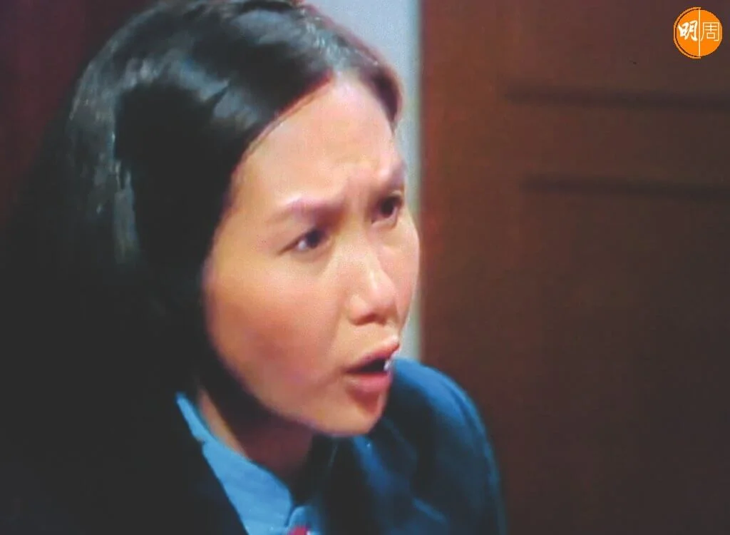 瞿粵生質疑陳婉嫻：「我哋笑你拍拖同畢業兩件事鬥快，你呢就擰轉面走咗去，又唔鬧我哋，又唔打我哋，點解呀？！」那麼怒髮衝冠，其實是怕以沒主見馳名的好同學一嫁了之，唇亡齒寒，她又替嫻不忿時，也是極力不讓自己對「無才便是德」妥協。