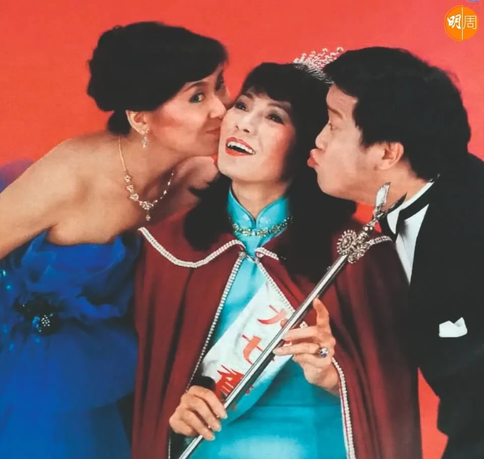 李司棋和黃韻詩在六○年代雖是麗的藝員訓練班同學，卻因李沒有讀到畢業，二人要在無綫配音組才重逢。又是到了《輪流傳》（一九八○）才再次當起「同學」。之後的合作是一九八三年在大專會堂的歌舞楝篤笑《笑口show》。