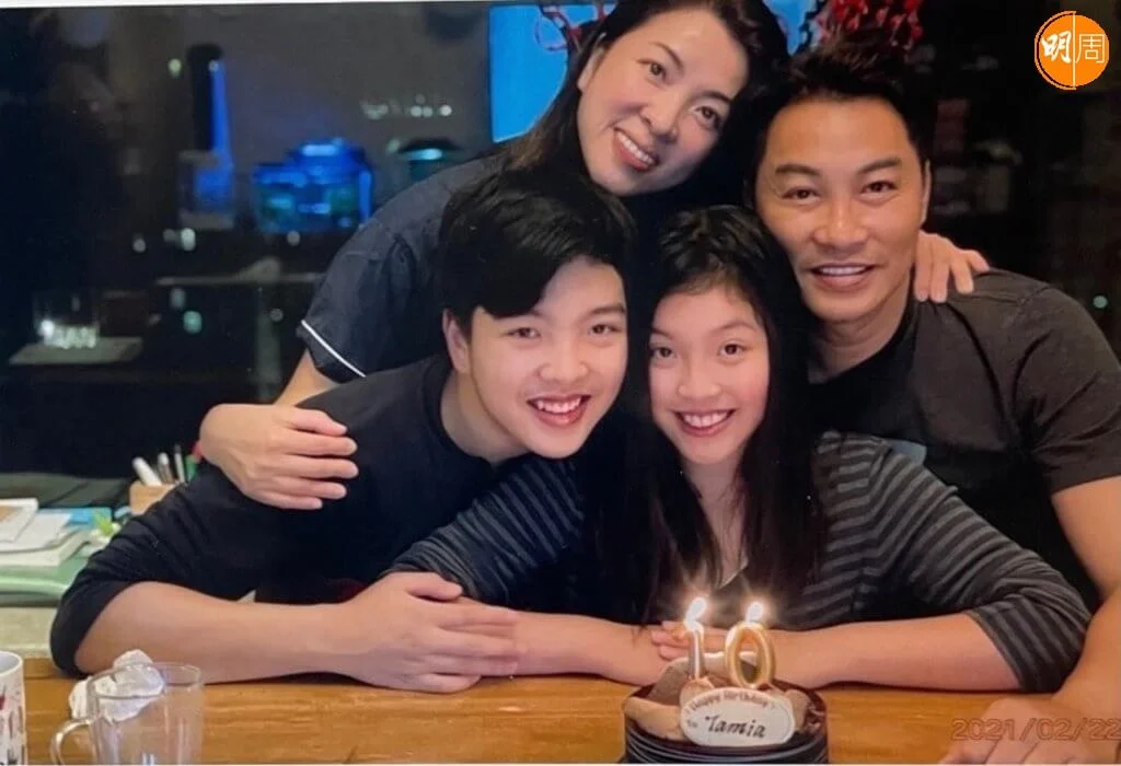 阿譚的一對子女學有所成,他稱是太太功勞。