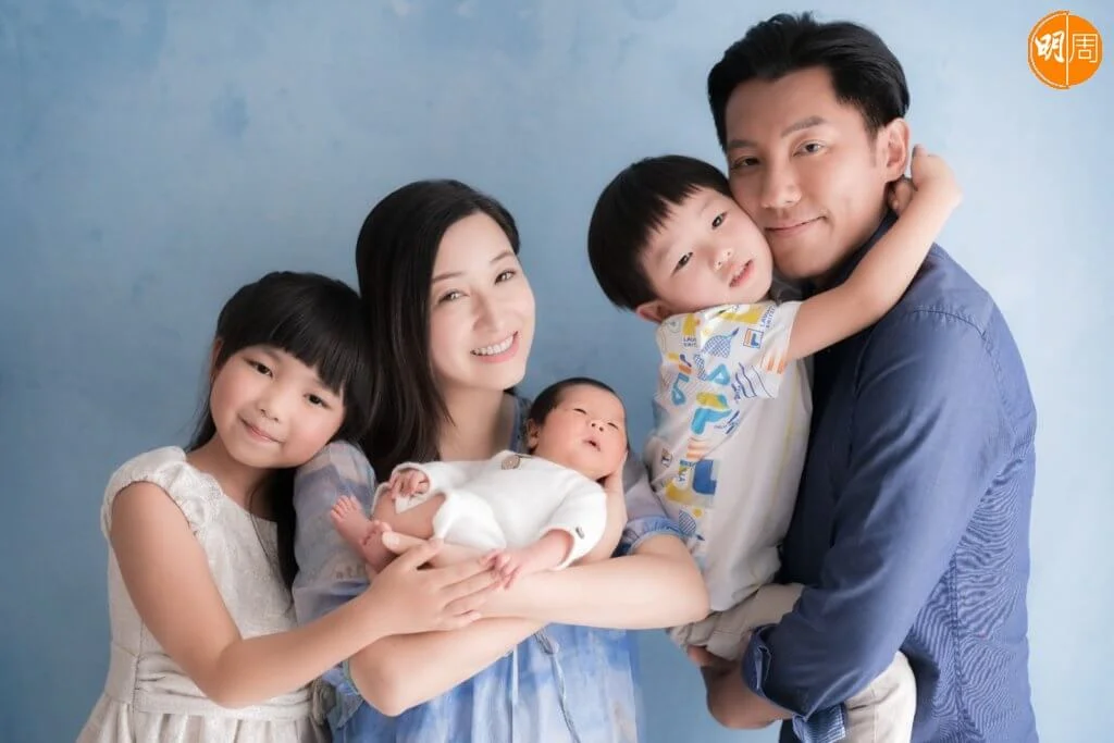 張頴康與太太麥雅緻，日前一家拍攝溫馨家庭照。