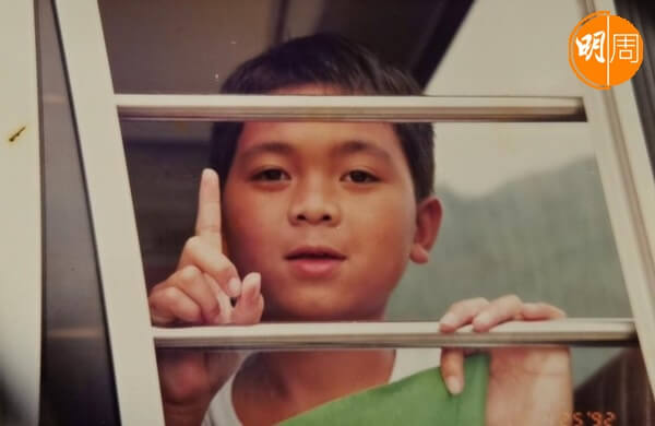 黃亞保是越南華僑，七歲隨父偷渡來港。