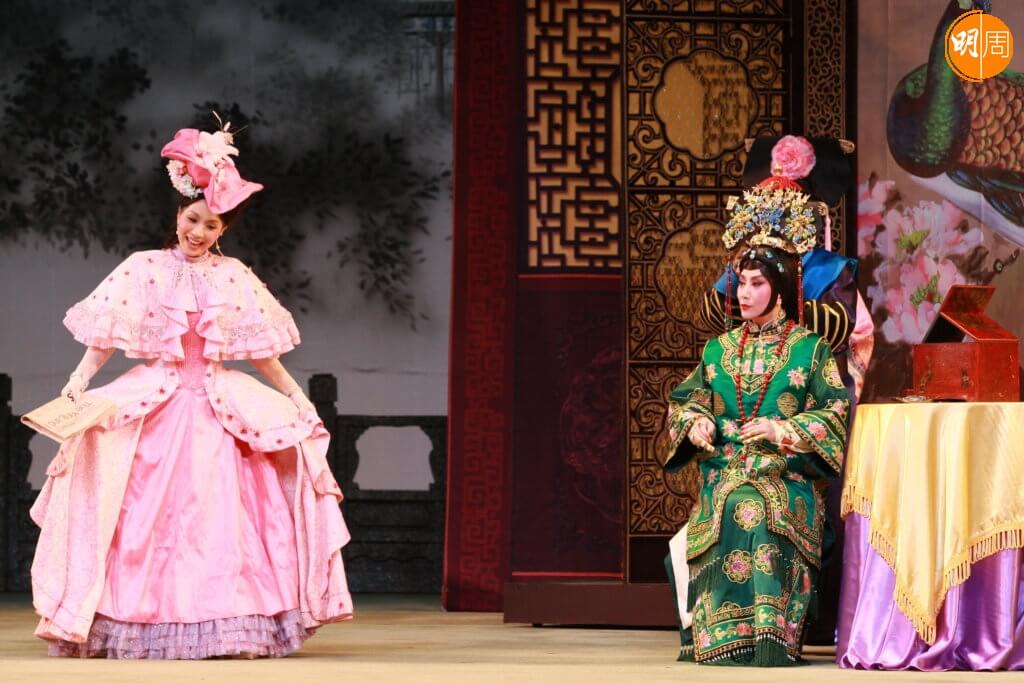 汪明荃請曉瑩演《德齡與慈禧》，令她萌生向戲行發展的念頭。
