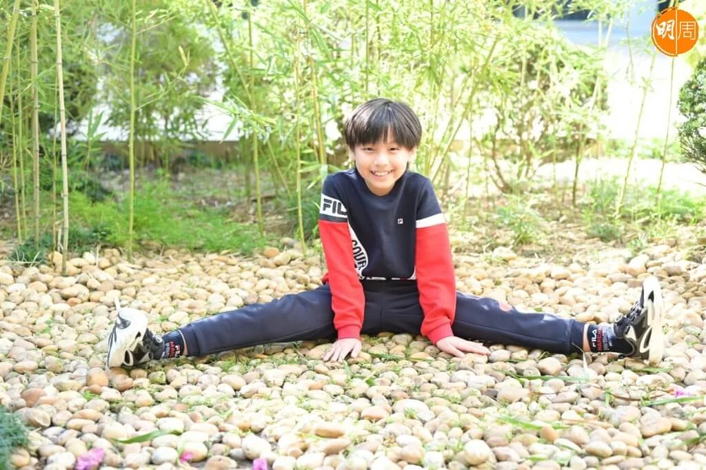 十歲的何珀廉正在讀小學五年級,問同學有沒有因為他做了童星而對他態度不一樣,他說:「同學會替我開心,只會說何珀廉上了電視很厲害,沒有取笑我。」