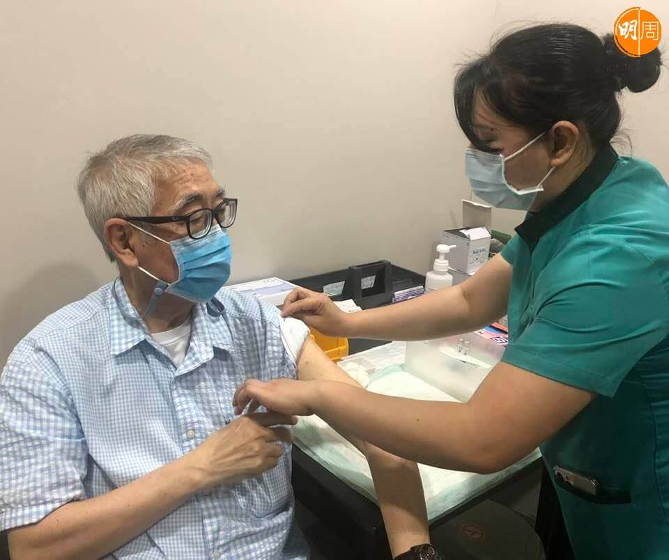 蔡和平在新加坡注射疫苗，回港後當地疫情日趨嚴重，他已將歸期押後。