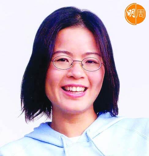 原名陳寶玲的貴花田，加入電台前在梁思浩的剪報公司工作。