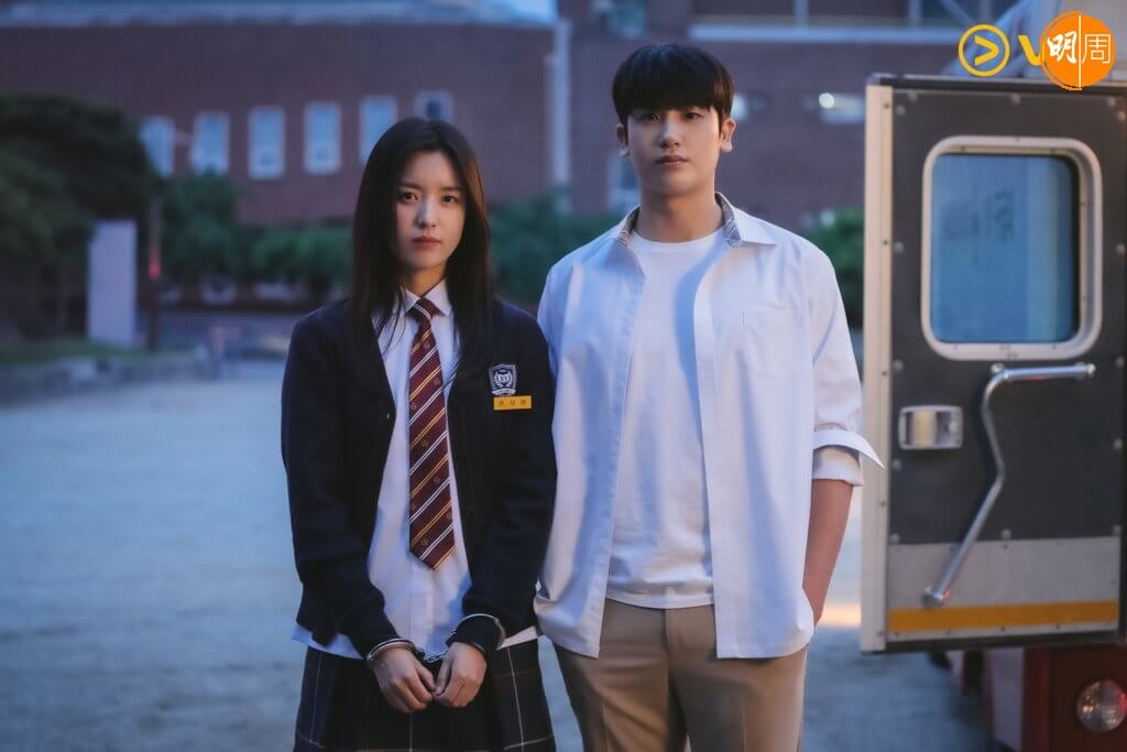韓孝周及朴炯植在第一集有校園戲，穿了校服的二人，一點也沒違和感。