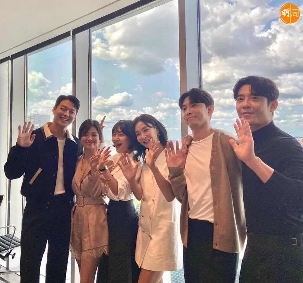 宋慧喬在劇中與金柱憲(右一)及崔嬉序(左四)等飾演業界好友及同事。