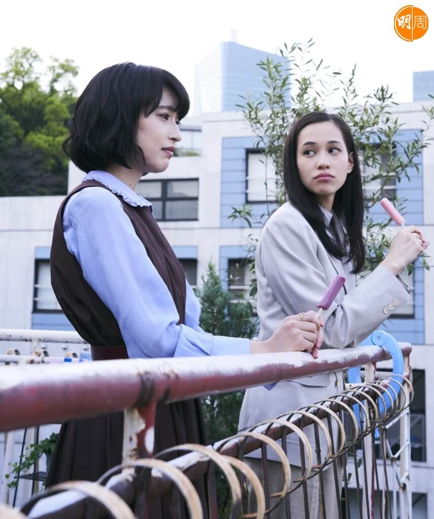 門脇麥（左）與水原希子兩個階層的女子在《東京貴族女子》中短暫相遇，各自尋找自我價值。