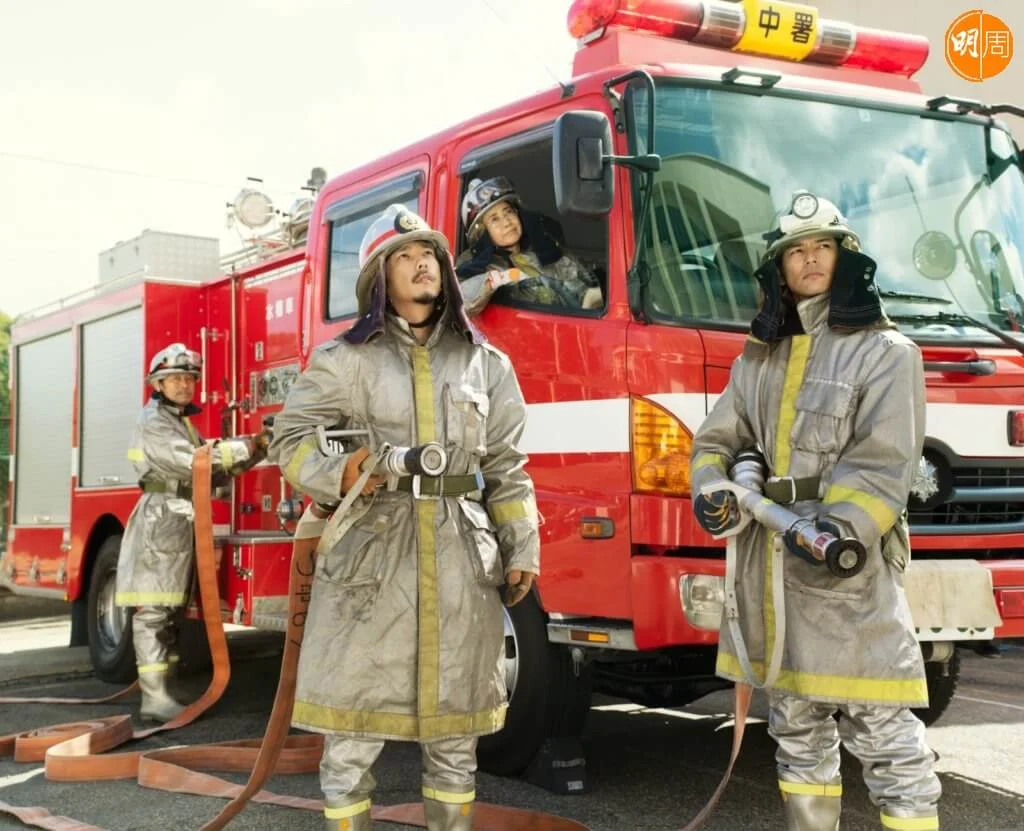 片中二宮為家人拍攝的消防員主題全家福十分爆笑搞鬼