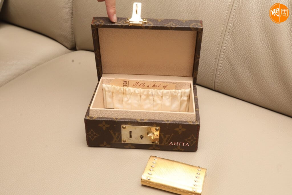 這個LV首飾箱刻有英文名Anita，是阿梅當年的巴黎購買的，旁為Van Cleef & Arpels煙盒。