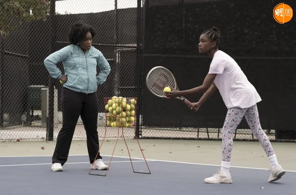 安潔紐艾莉絲(左)飾演的母親,亦表現出色。