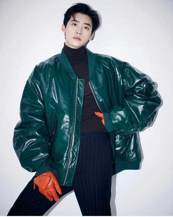 李鍾碩早前為韓國時尚雜誌拍攝封面，模特兒出身的他，當然輕鬆駕馭各種風格，結合時裝與藝術設計。