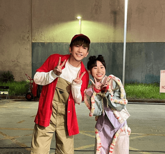 「教主」盧瀚霆(Anson Lo)早前拍攝MV,麗英像小粉絲找他合照。