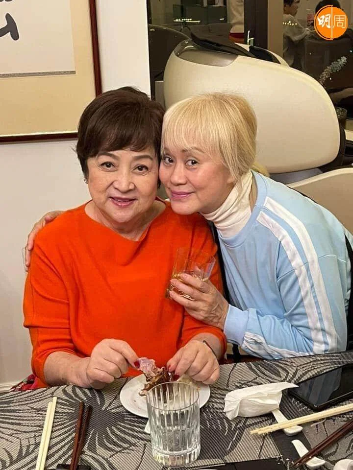甄珍在港時經常跟老友見面相聚。