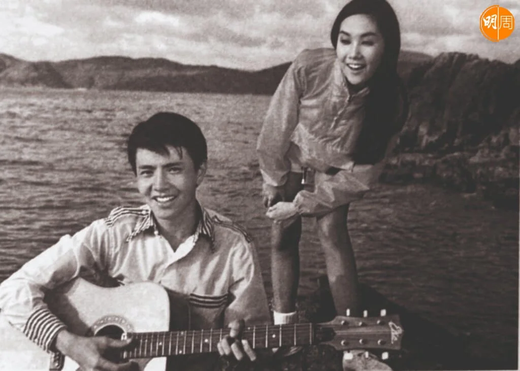 一九六八年夏天的李琳琳與金川。背景是山與海。兩者皆屬愛情神話的符號，前者又高又大是盟約的見證，後者有澎湃有深情是誓言的比喻。