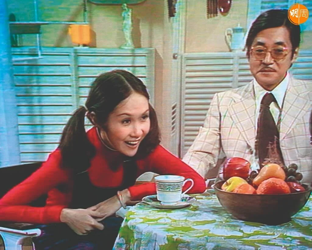 《相見好》的演員陣容是「世上再無」的完美。先不說其他配搭,光「前世情人」的父與女由王偉搭李琳琳,又是天造地設。三九年生的爸爸比四八年生的女兒只大九歲,打破了只有女演員演同代小生的母親的慣例。