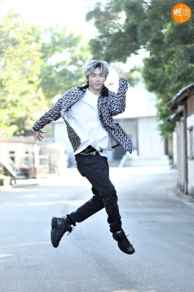 丘梓謙是童星出身，未畢業已決定加入娛樂圈。