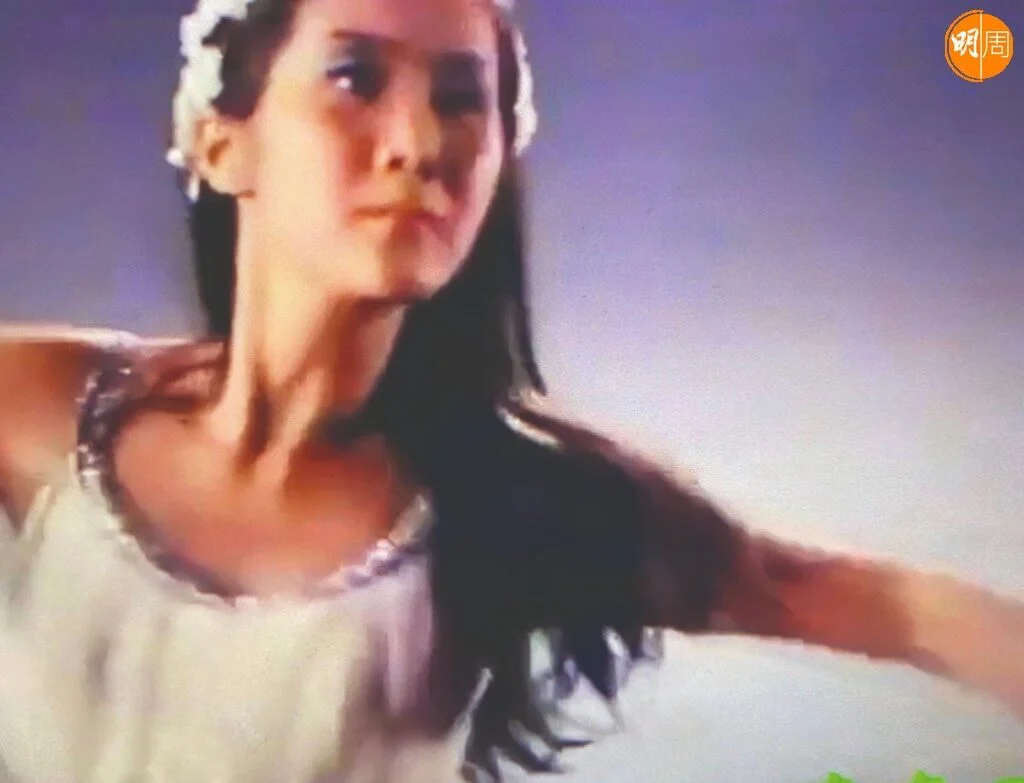 芭蕾舞不只是舞，它也是劇。六十年代國語歌舞片中的芭蕾舞片段，數《香江花月夜》中，曾到日本受訓的秦萍演出的角色讓它最叫人難忘。李琳琳的這一幕，近鏡時是上半身的演，遠鏡時是大全景的跳。