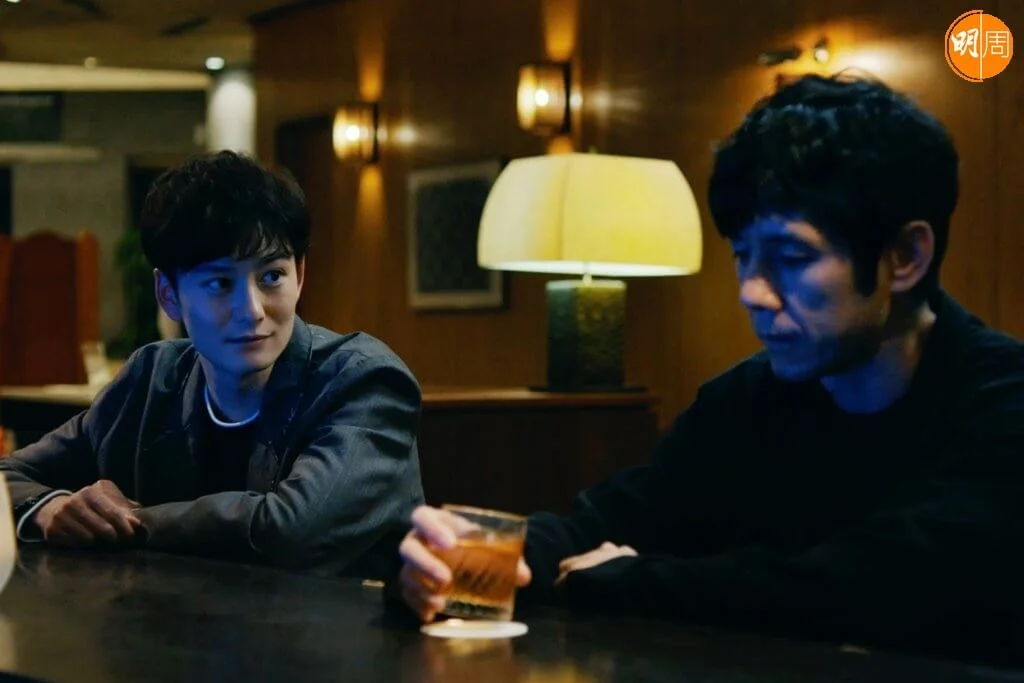 西島片中嘗試透過合作舞台劇認識岡田飾演的妻子外遇。