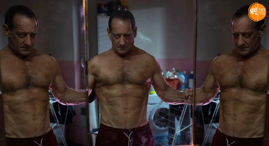 康城影帝雲遜連頓花了兩年時間鍛鍊肌肉,飾演擁有強健體格的消防員。