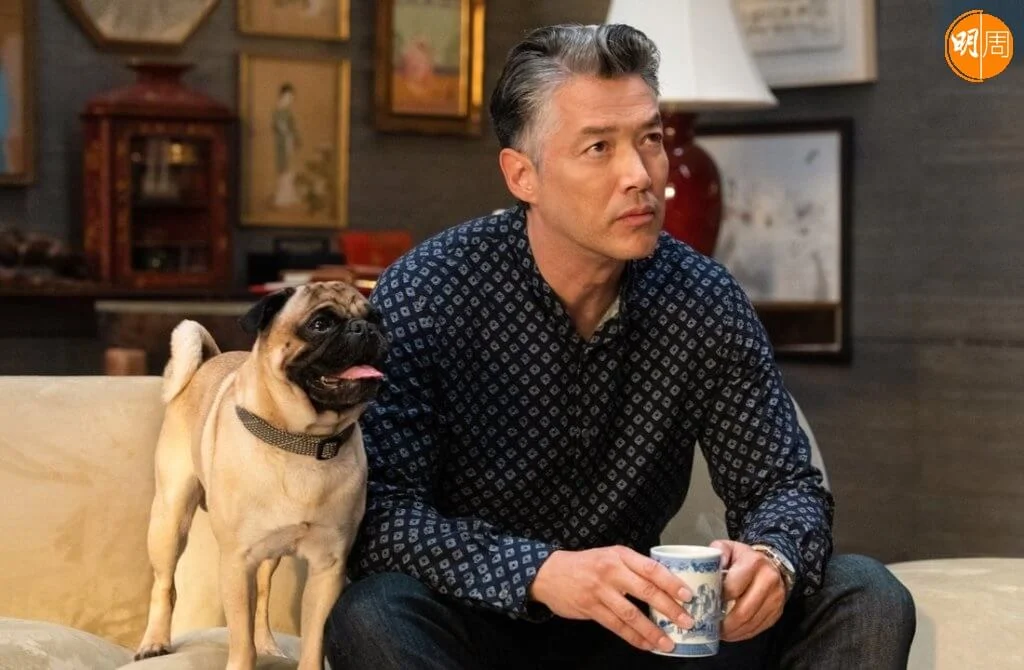 王敏德胞兄羅素飾演的富豪仗義相救巨犬奇利福。