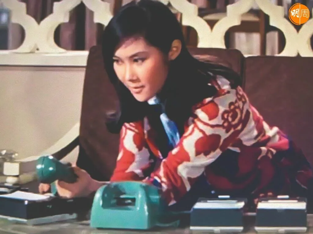 《太太萬歲》中雲英未嫁的鄰居小妹想出瞞天過海妙計,用錄音機和卡式帶接聽丈夫打回家來對太太進行查勤的電話。這一齣空城計,二十一歲時演完後累倒沙發上的那一位,二十七、八歲演出《相見好》中的鬼靈精怪,已是手到拿來。