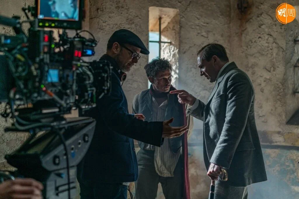 導演馬菲域肯(左)