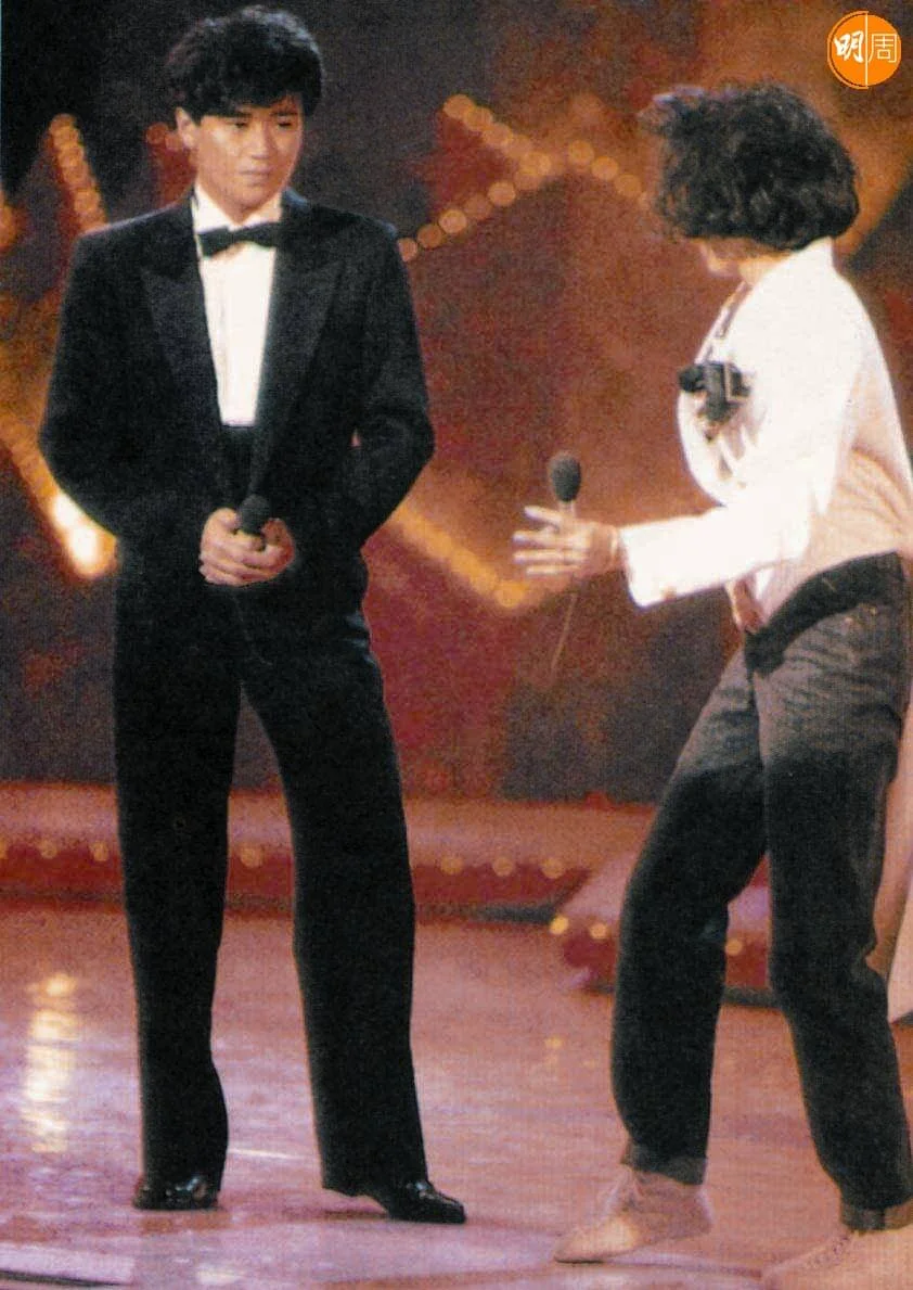 八六年,近藤真彥來港擔任新秀嘉賓及評判,與阿梅同台演出。